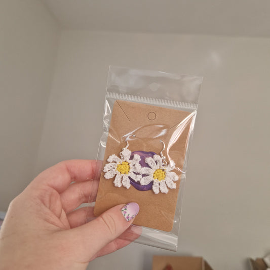 Daisy microcrochet earrings